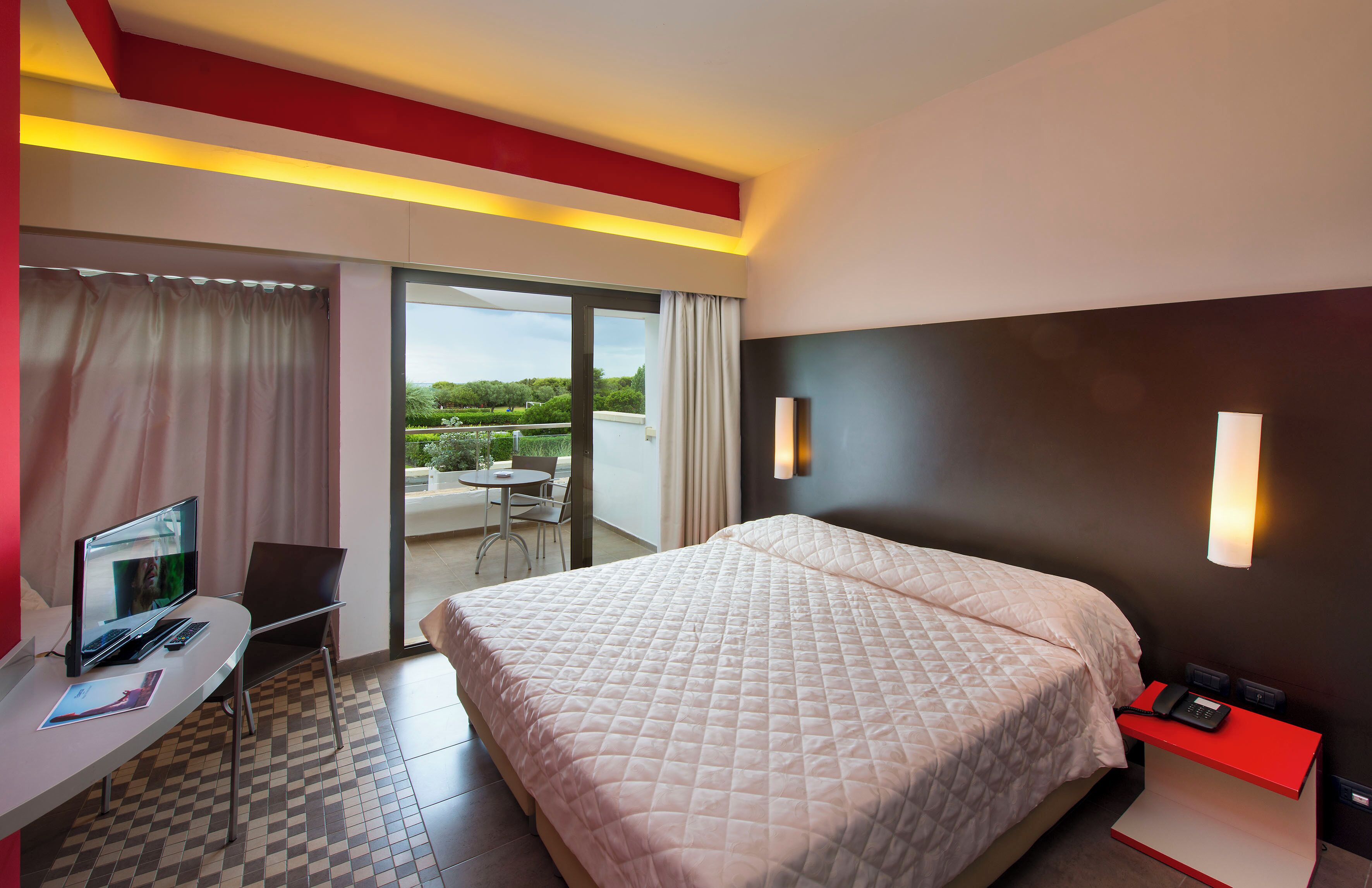 Minibar, in-room safe, blackout drapes, WiFi (free)