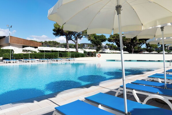 Seasonal outdoor pool, pool umbrellas, sun loungers - VOI Alimini Resort (Otranto)