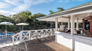 2 restaurantes, se sirven desayunos, comidas y cocina mediterránea