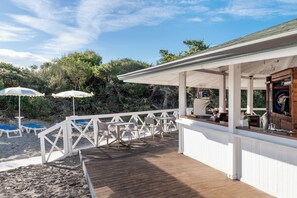 2 restaurantes, se sirven desayunos, comidas y cocina mediterránea