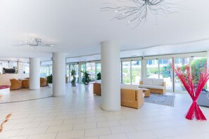 Coin salon dans le hall