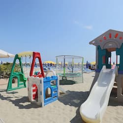 En la playa y vóleibol de playa
