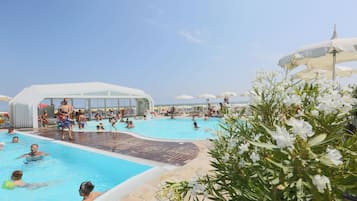 Außenpool (je nach Saison geöffnet), Liegestühle