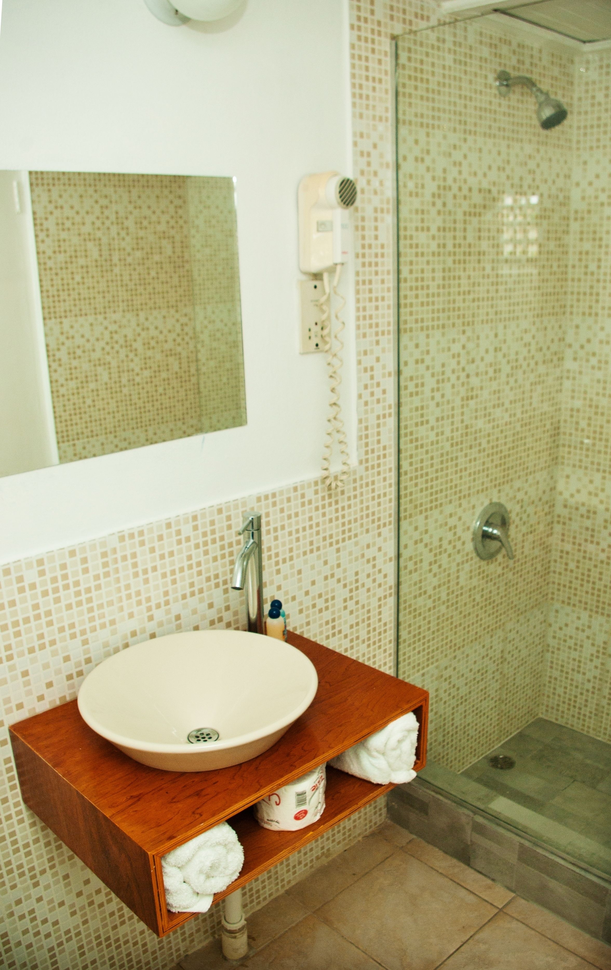 Connecting Superior King | バスルーム | バスアメニティ (無料)、ヘアドライヤー、タオル、石鹸