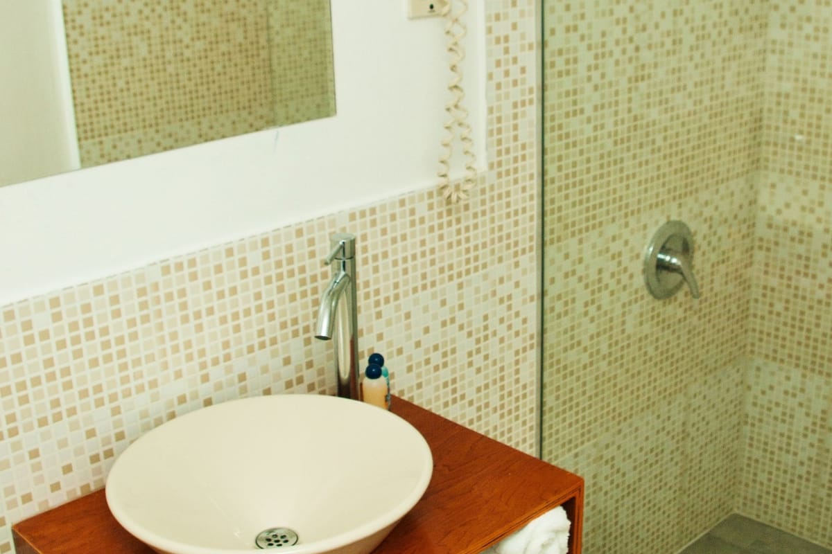 deluxe double room | bathroom | combined shower/bathtub, rainfall showerhead, free toiletries