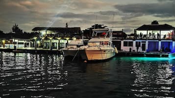 Melayani sarapan, makan siang, makan malam; dengan pemandangan pantai