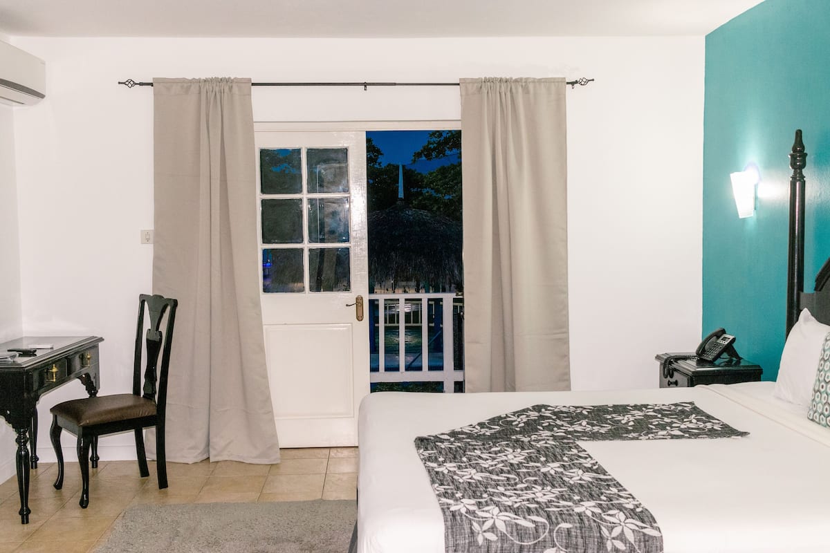 deluxe room, 1 king bed, pool view | 1 bedroom, egyptian cotton sheets, premium bedding, down duvets