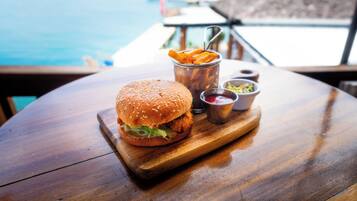 Se sirven desayunos, almuerzos y cenas; con vista a la playa