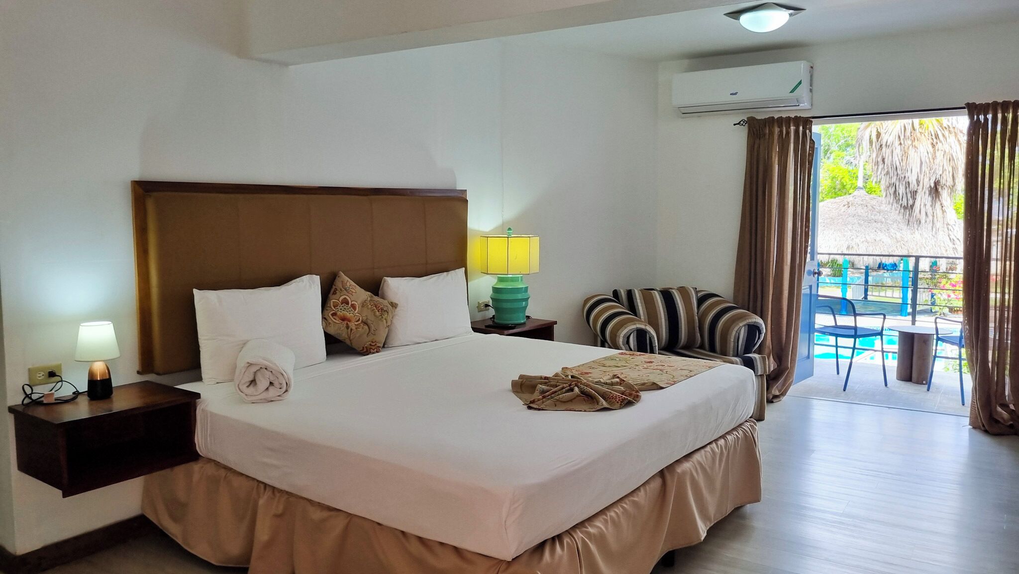 スーペリア ルーム キングベッド 1 台 | セーフティボックス (室内)、客室ごとに異なる装飾、客室ごとに異なるインテリア、デスク