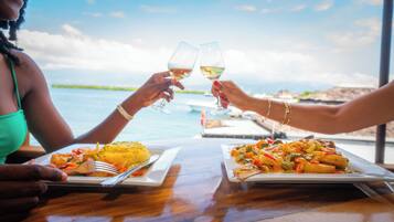 Se sirven desayunos, almuerzos y cenas; con vista a la playa