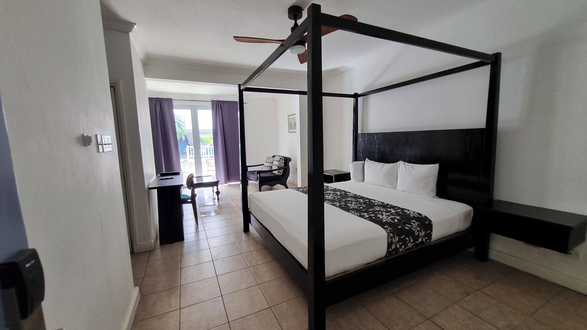 デラックス ルーム キングベッド 1 台 | セーフティボックス (室内)、客室ごとに異なる装飾、客室ごとに異なるインテリア、デスク