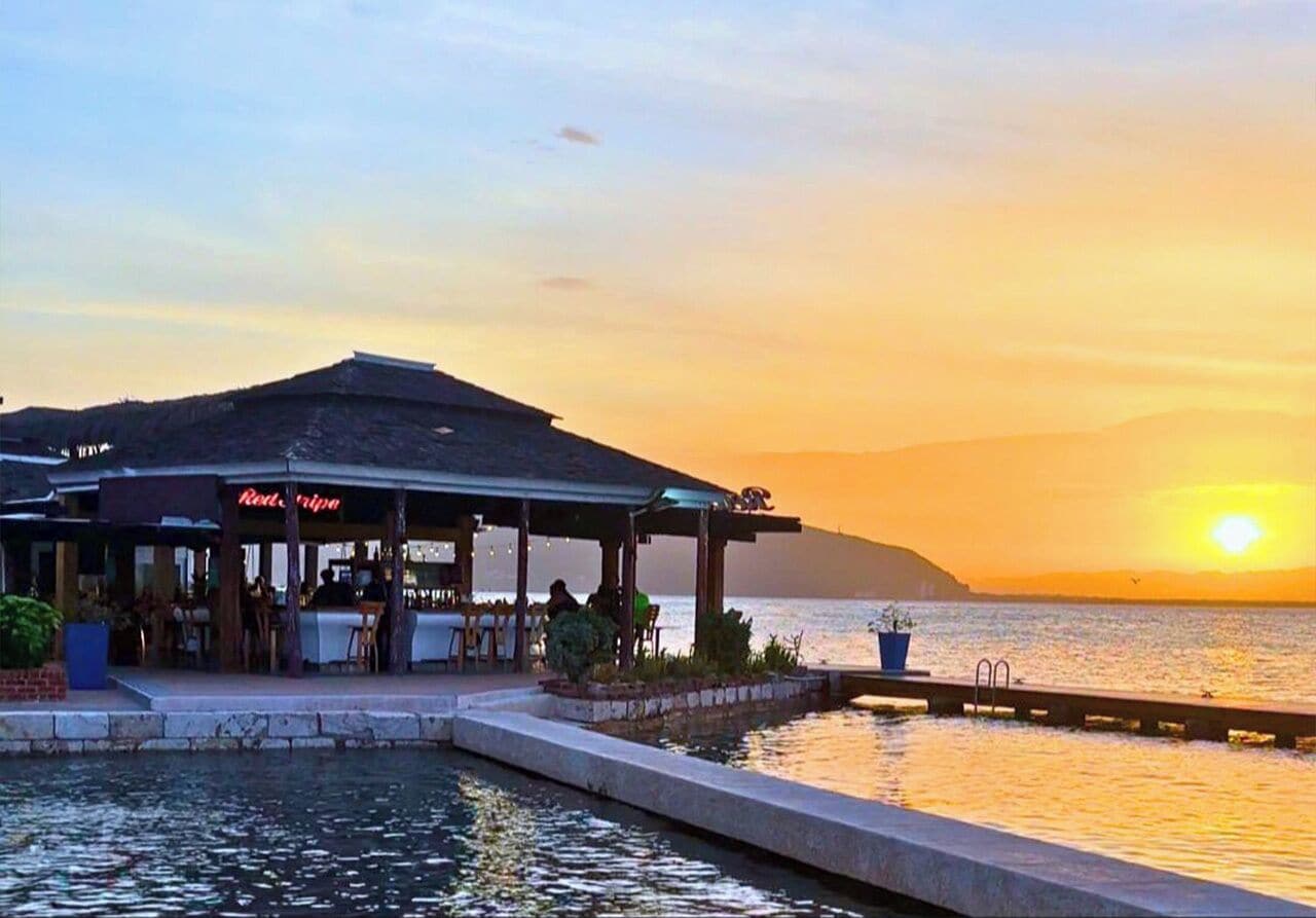 Phục vụ bữa sáng, bữa trưa, bữa tối, nhìn ra bãi biển 