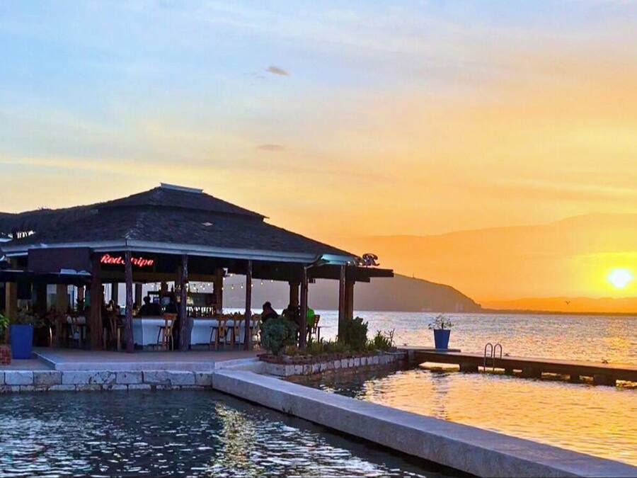 Serviço de café da manhã, almoço, jantar; vistas para a praia