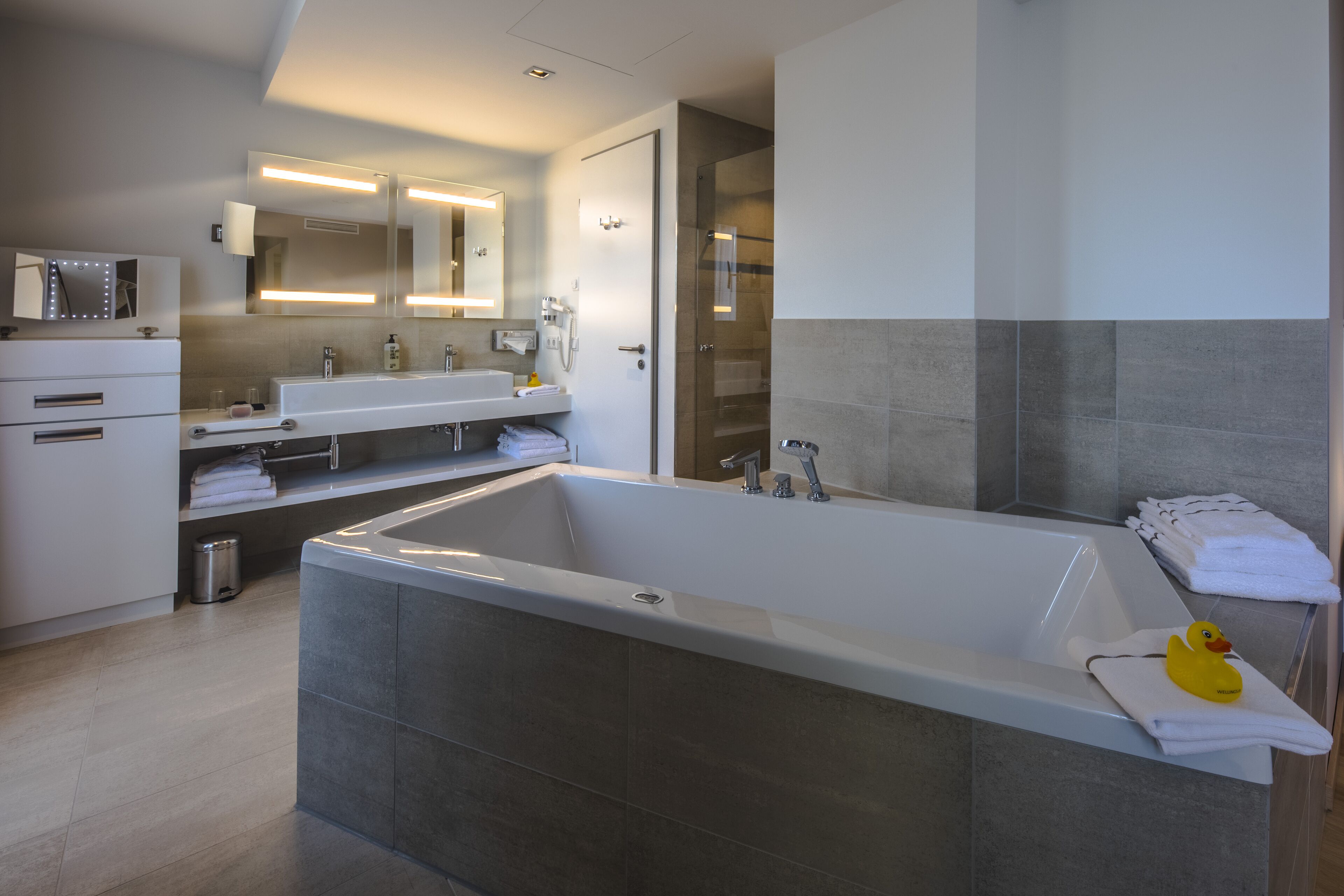 suite, balcony | bathroom | shower, free toiletries, hair dryer, towels