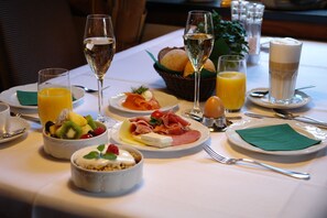 Colazione a buffet, servita tutte le mattine (25 EUR a persona) 