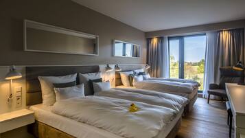 Perhehuone | Ylelliset vuodevaatteet, tallelokero huoneessa, työpöytä, pimennysverhot