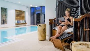 Kolam renang indoor, dengan kursi berjemur