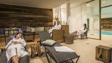 Sisäuima-allas avoinna 7.00–21.30, aurinkotuoleja