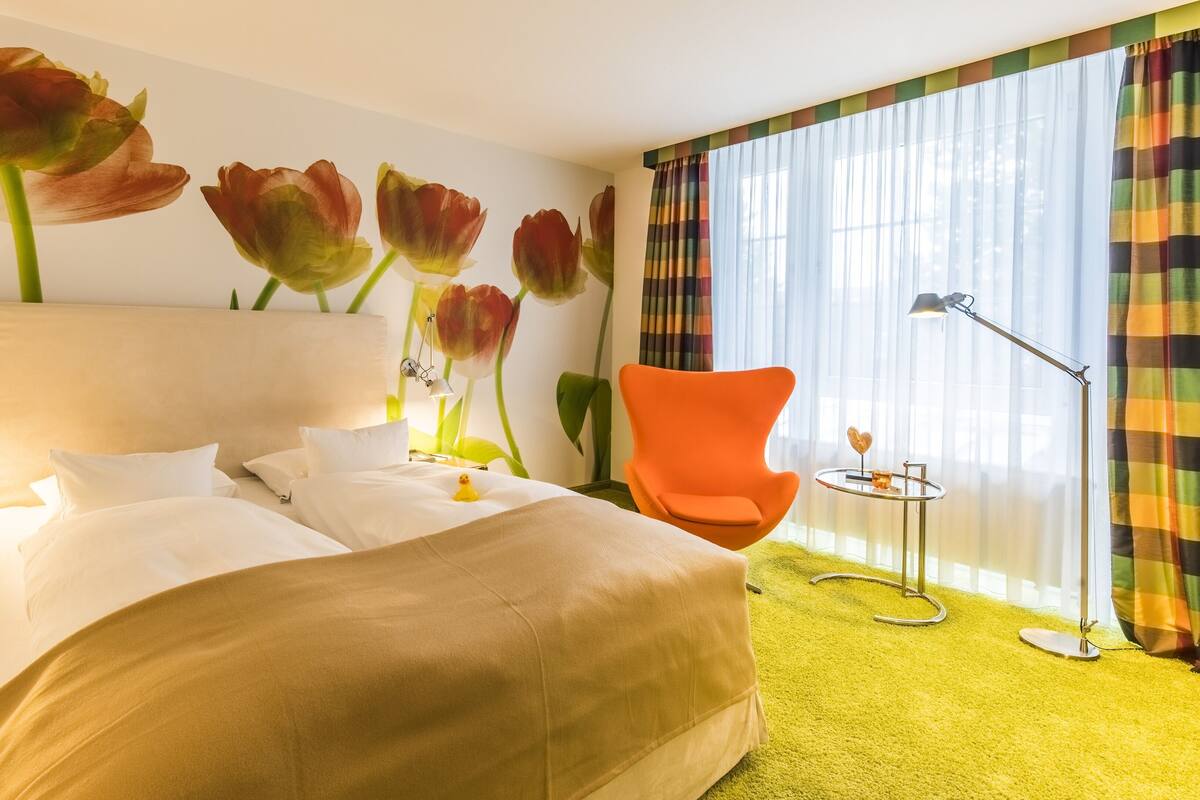 Luxe beddengoed, een kluis op de kamer, een bureau