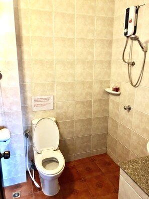 Chambre Deluxe | Salle de bain | Douche, articles de toilette gratuits, sèche-cheveux