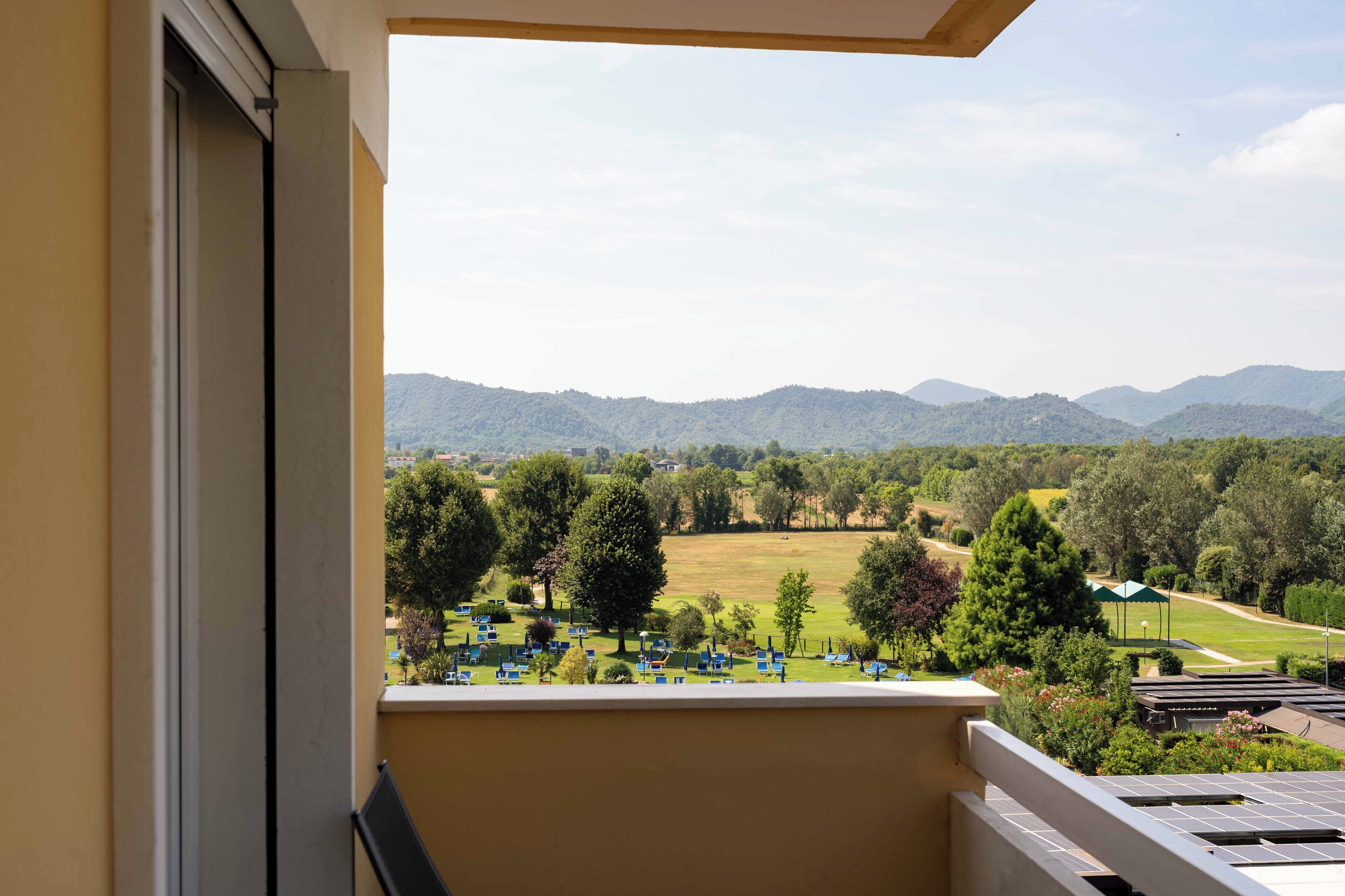 junior suite, balcony | 1 bedroom, down duvets, memory-foam beds, minibar