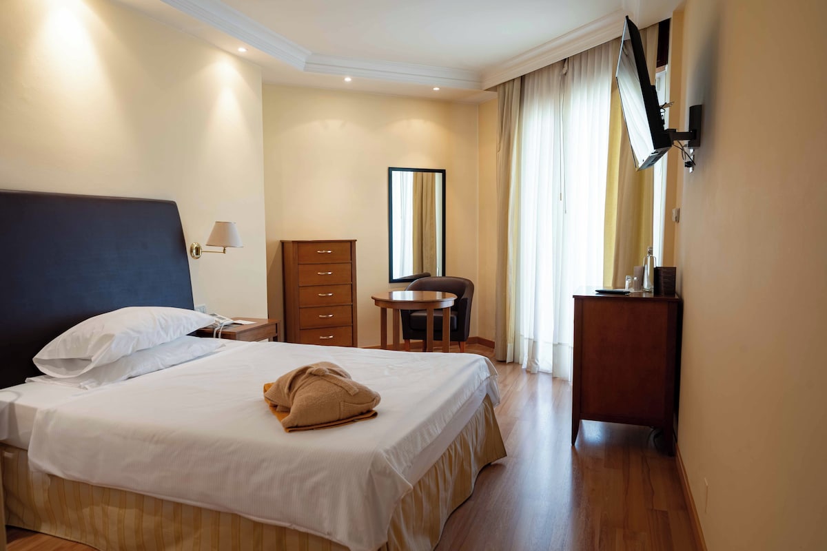 Single Room, Balcony | Down comforters, memory foam beds, minibar, in-room safe