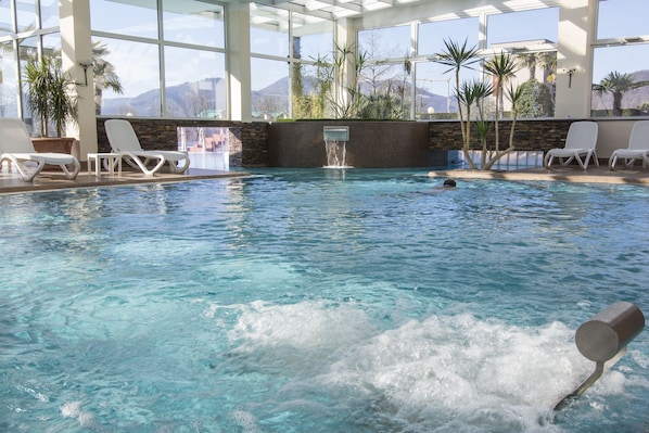 Indoor pool, 2 outdoor pools