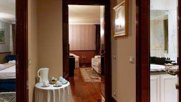 2 Connecting Double Rooms  | Frette Italian sheets, premium bedding, minibar, in-room safe