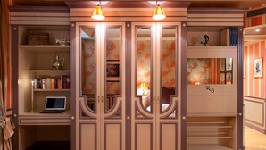 A room with a desk, a laptop, and a wardrobe with a mirror. - Residenza Borsari (Verona)