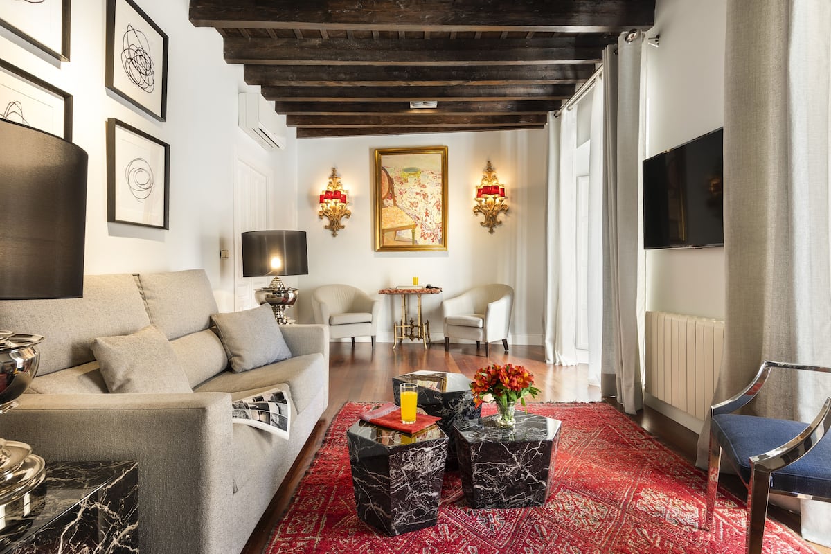 Apartment (Outside the main building) | Living area | Flat-screen TV