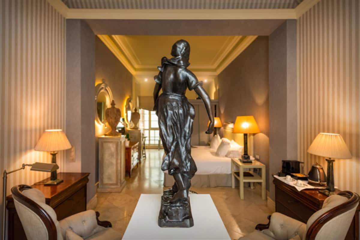 Suite | Egyptian cotton sheets, premium bedding, down duvets, minibar
