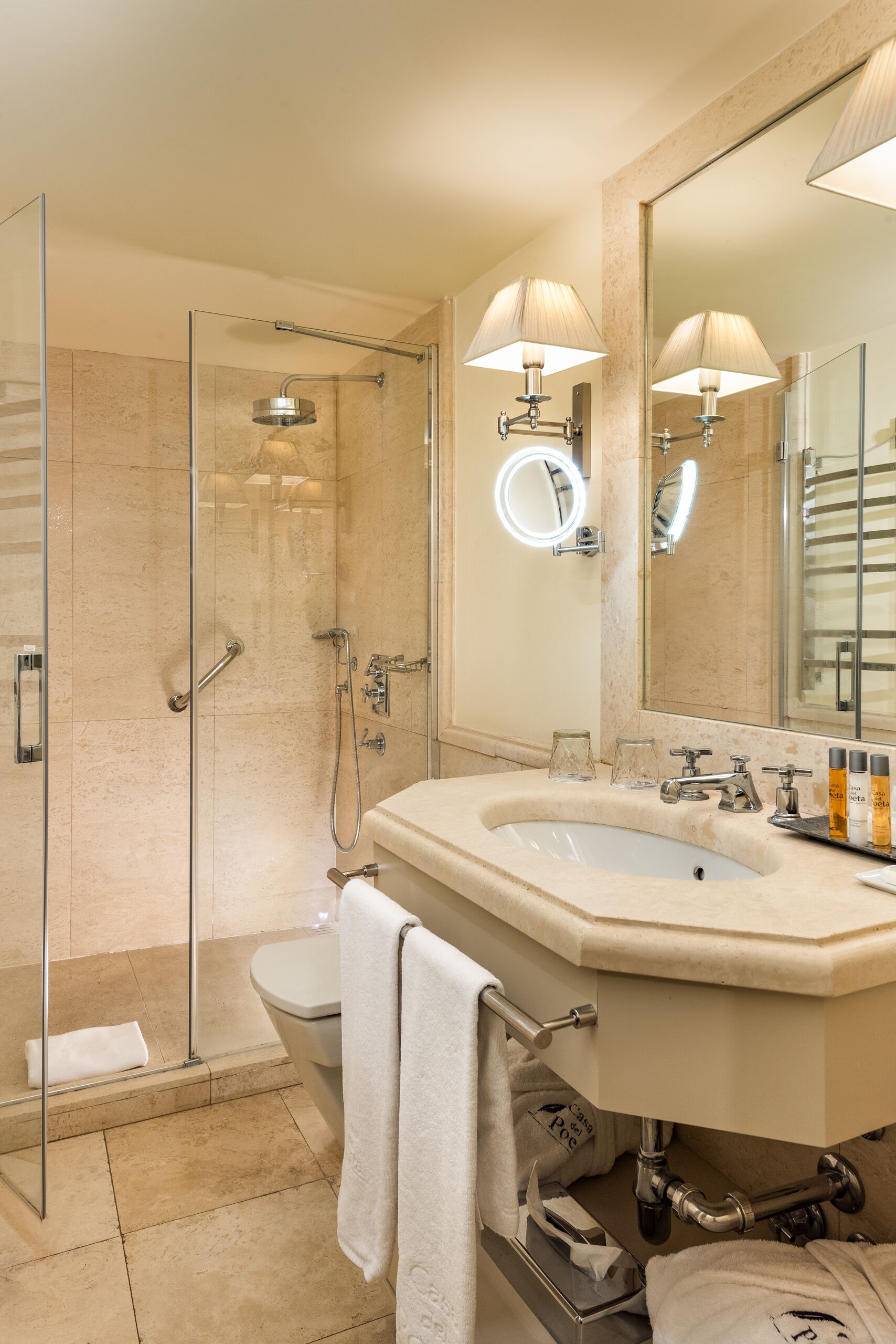 dreamer dúplex room | bathroom | rainfall showerhead, free toiletries, hair dryer, bathrobes