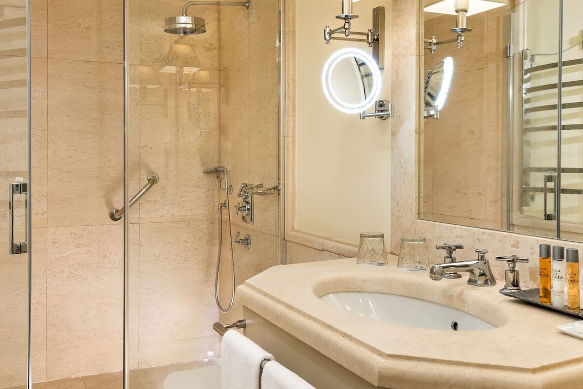 dreamer dúplex room | bathroom | rainfall showerhead, free toiletries, hair dryer, bathrobes