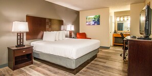 Premium bedding, desk, blackout drapes, iron/ironing board - Lake View Inn (Granbury)