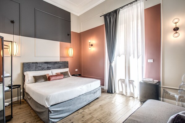 ملاءات إيطالية من طراز فريتي وأغطية فراش متميزة وخزنة داخل الغرفة ومكتب