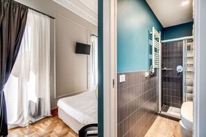 ملاءات إيطالية من طراز فريتي وأغطية فراش متميزة وخزنة داخل الغرفة ومكتب