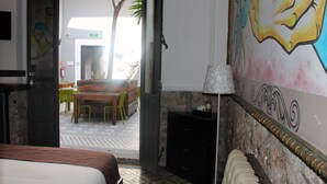 A hotel room with a bed, a desk, and a view of the outdoor area. - Kuku Rukú Querétaro (Querétaro)