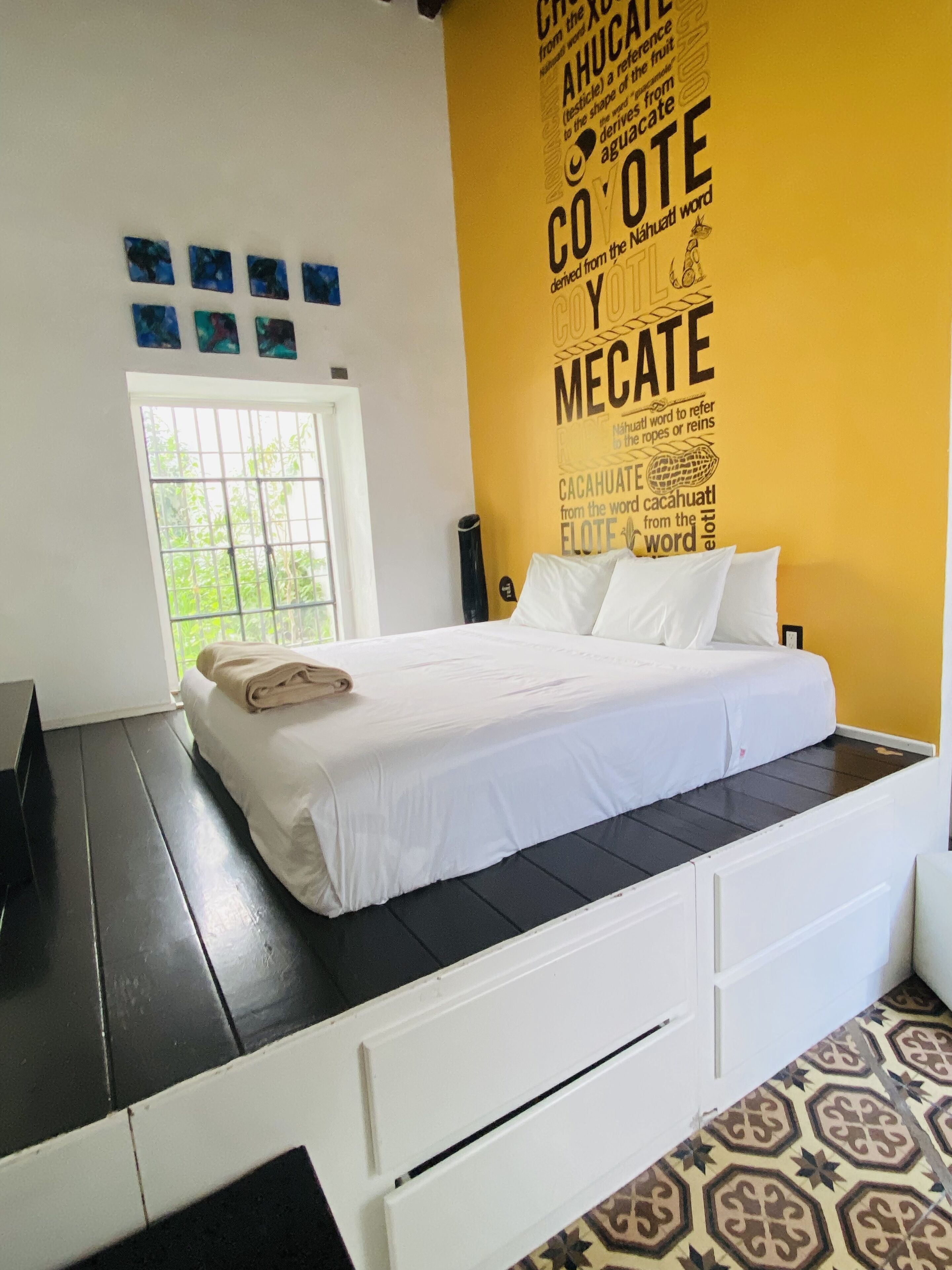 Rom – deluxe | Safe på rommet, skrivebord, wi-fi (inkludert) og sengetøy