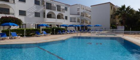 Piscina all'aperto, lettini