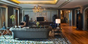 Minibar, caja de seguridad en la habitación y escritorio 