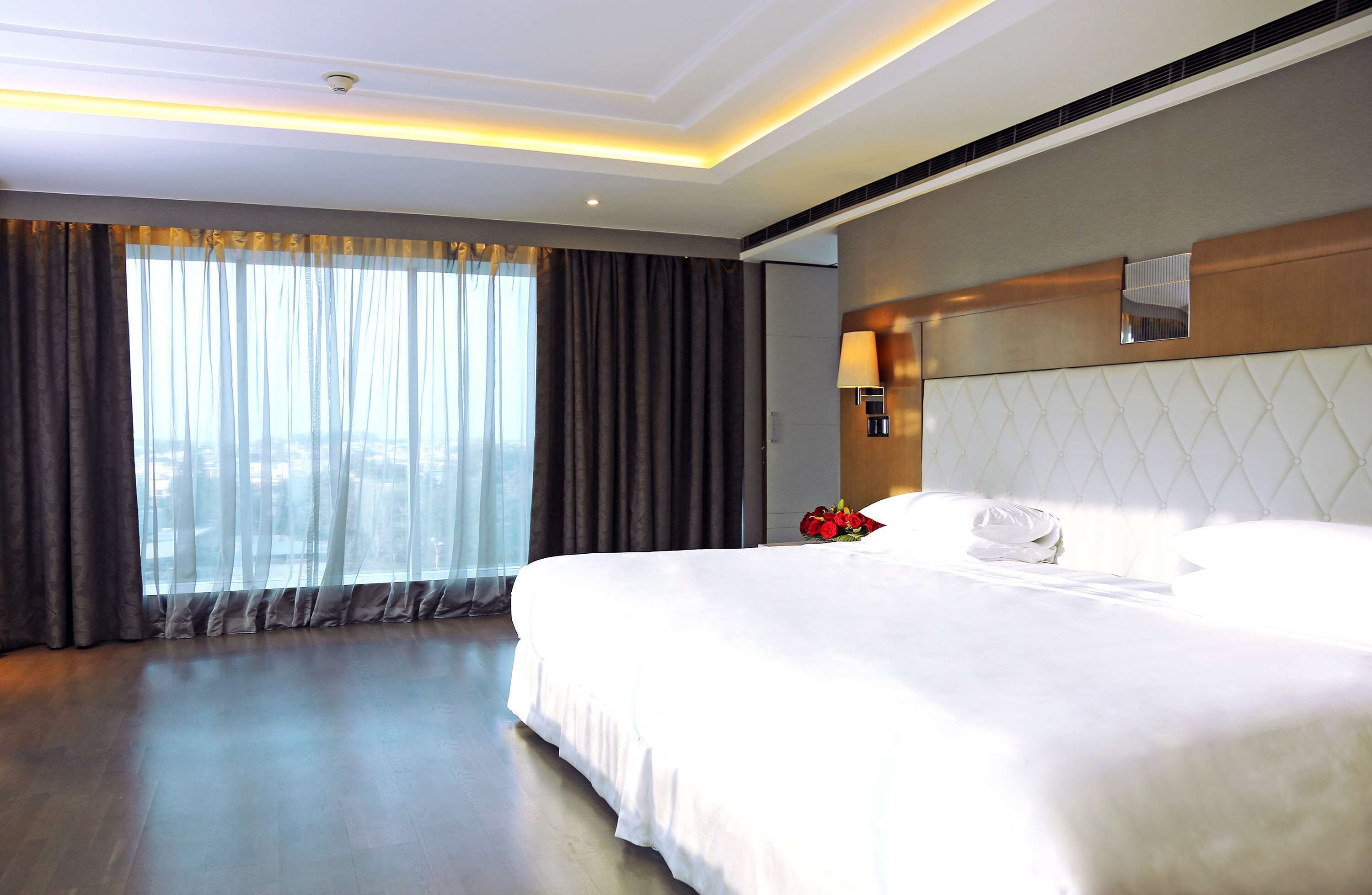 club room, 1 king bed | minibar, in-room safe, desk, soundproofing