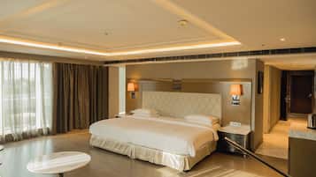 Premier Suite | Minibar, in-room safe, desk, soundproofing