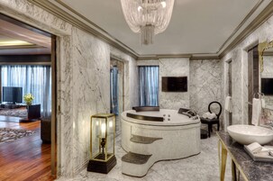 迷你吧、客房内保险箱、办公桌、隔音