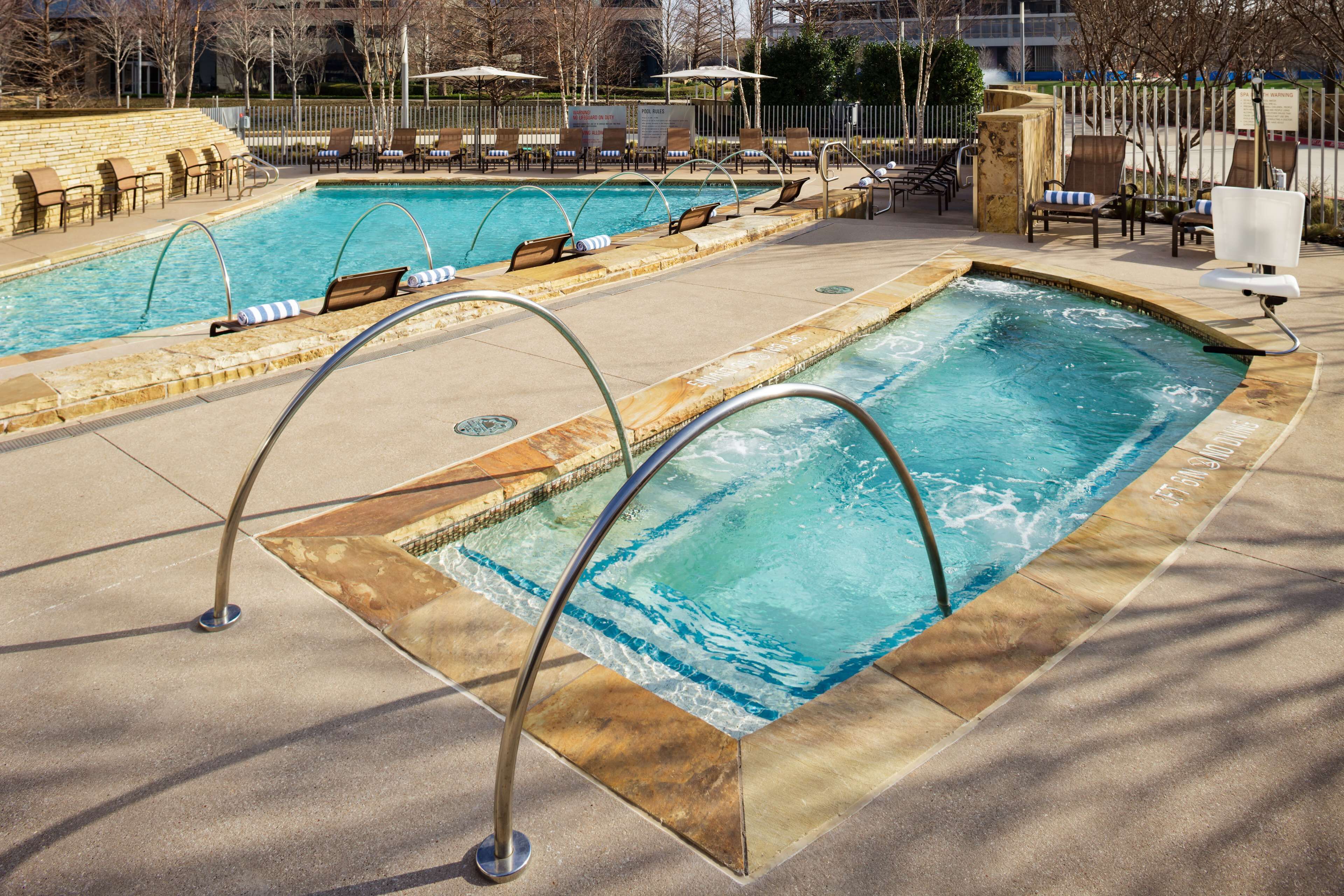 室外游泳池，06:00 至 23:00 开放，池畔遮阳伞，日光浴躺椅