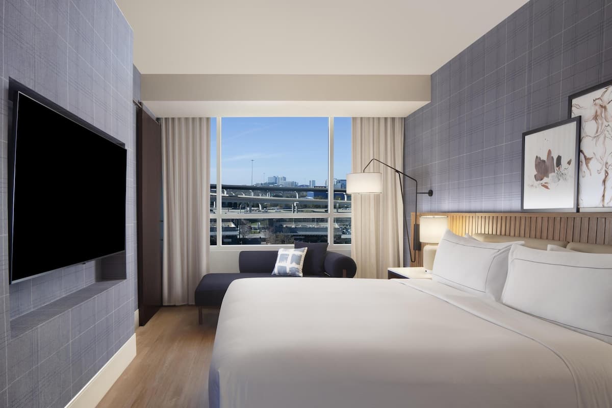 studio suite, 1 king bed, non smoking | premium bedding, pillow-top beds, in-room safe, desk