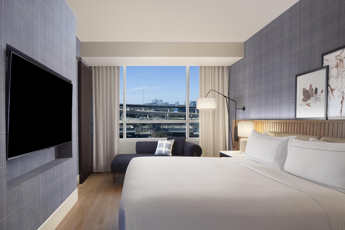 Studio Suite, 1 King Bed, Non Smoking | Premium bedding, pillow-top beds, in-room safe, desk