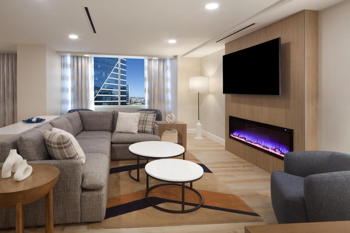 Presidential-Suite, 1 King-Bett | Wohnbereich | 47-Zoll-Flachbildfernseher mit Satellitenempfang, Fernseher, Pay-TV