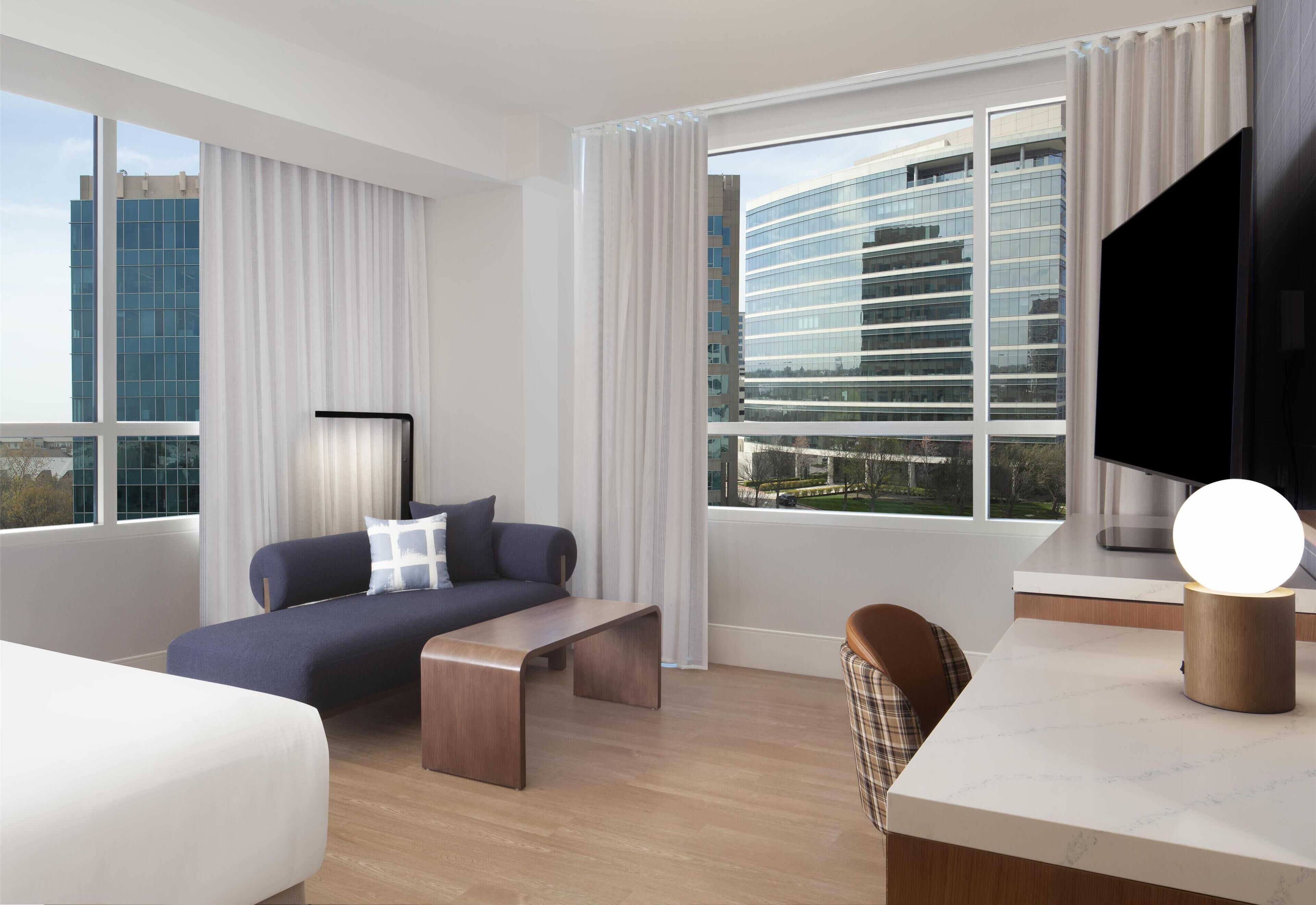 Deluxe Room, 1 King Bed, Non Smoking, Corner | Premium bedding, pillowtop beds, in-room safe, desk