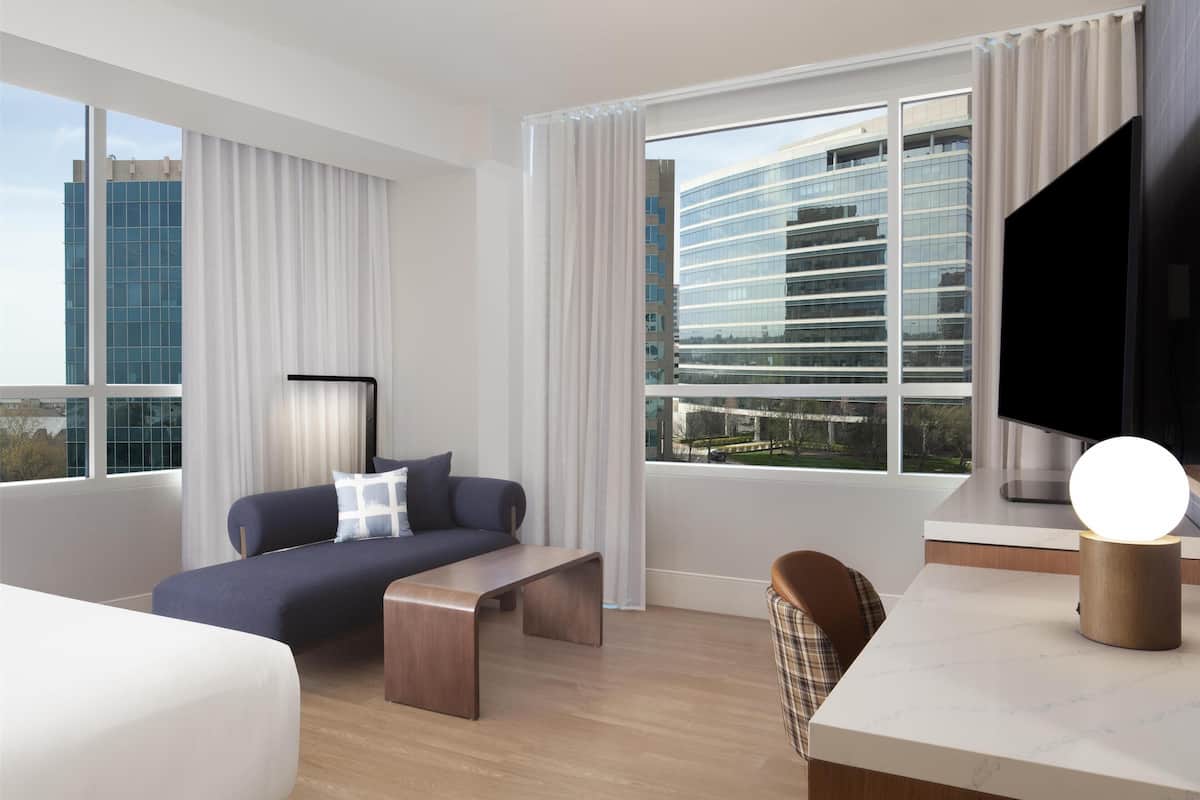 Deluxe-Zimmer, 1 King-Bett, Nichtraucher, Eckzimmer | Hochwertige Bettwaren, Pillowtop-Betten, Zimmersafe, Schreibtisch