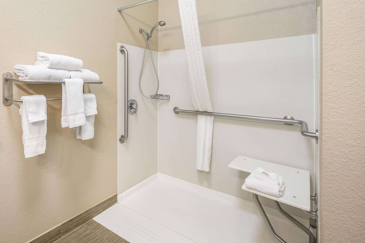 combined shower/bathtub, deep-soaking bathtub, free toiletries